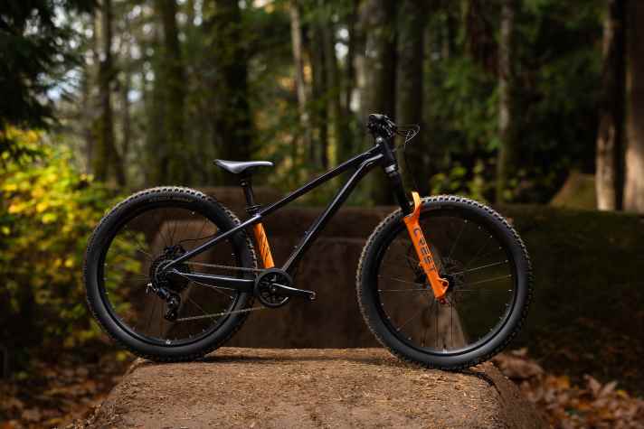 The Giant STP 24 with suspension fork and telescopic seat post delivers a fully off-road capable package for 1199 euros.