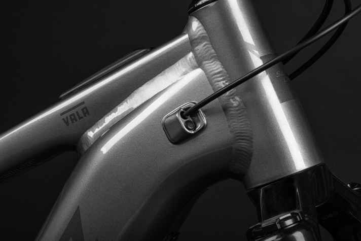 As with the carbon model, the cables run into the frame in the classic - and therefore service-friendly - way.