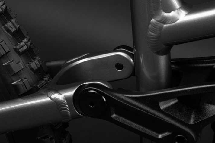 The carbon Vala has a flip chip to adjust the geometry in nuances. Santa Cruz dispenses with this on the aluminium model.