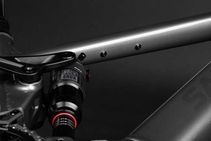 A tool mount or spare tube can be attached under the top tube.