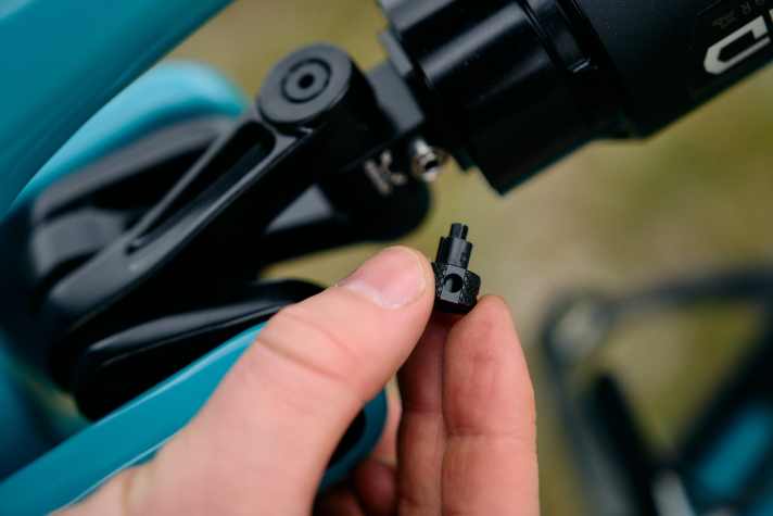 Practical: The knurled screw of the rebound adjuster also functions as an Allen key to operate all other adjusters on the damper.