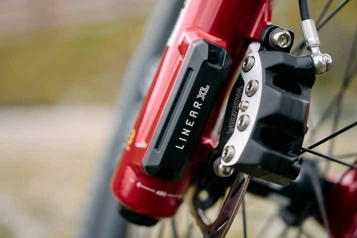 Due to the additional air volume behind the cover, the left immersion tube has the same air volume as the right immersion tube with the smaller damping unit, despite the large air suspension unit.