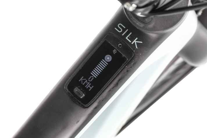 The integrated display shows the most important driving information such as driving mode, battery level, range