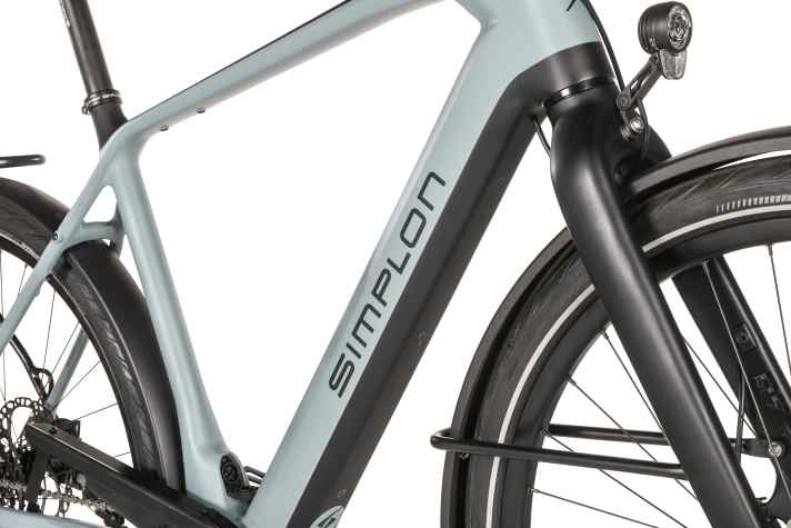 The 360 watt-hour battery is permanently installed in the down tube. However, a range extender with an additional 160 Wh can also be connected via the charging socket.
