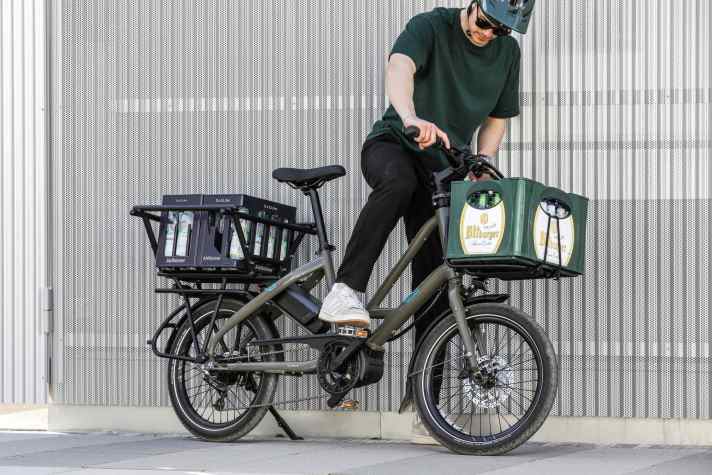 In addition to step-through bikes, compact bikes often also offer a particularly low step-through height.