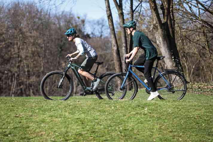 Good propulsion even without E: The VSF (right) is a classic sporty trekking bike.