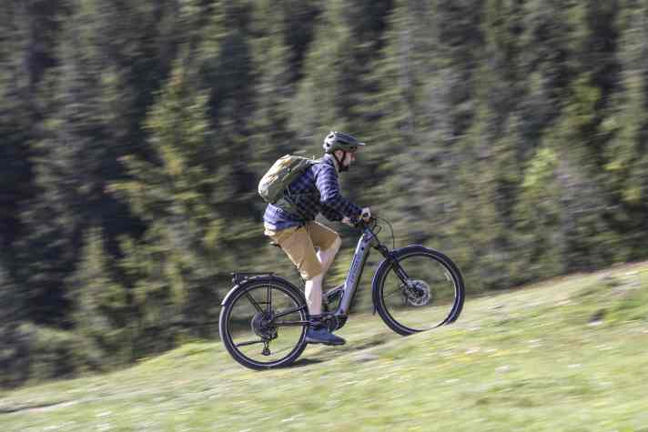 With powerful e-systems, you don't have to save battery power even on long tours.