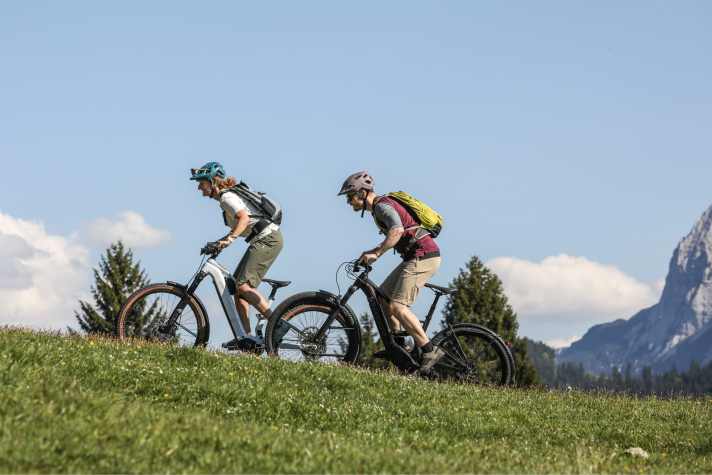 SUV-E-Bikes bieten eine hohe Fahrsicherheit, auch im Gelände. Im Alltag brauchen sie wegen breitem Lenker und langem Radstand aber etwas mehr Körpereinsatz.