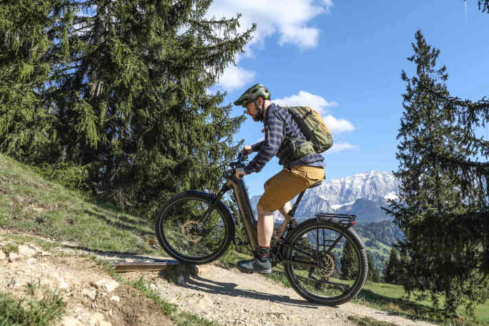 Uphill there is nothing to complain about with the Zeron anyway. If you like, you can lock the fork with a rotary knob on smooth surfaces. However, this is not really necessary because of bobbing.