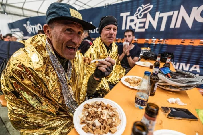 Beim Essen nach der Etappe kann gefachsimpelt und sich über alle MTB-Themen ausgetauscht werden.