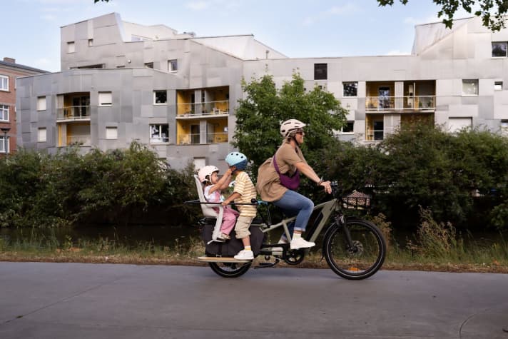 The long pannier rack is designed for loads of up to 80 kg. There should easily be room for 2 children.
