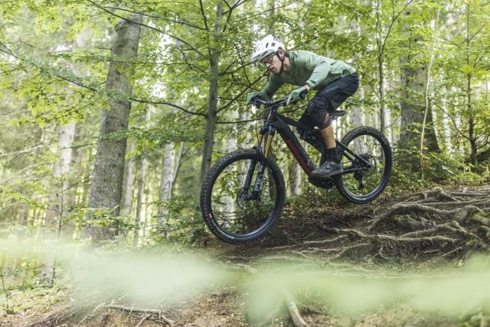 Mit dem innovativen K.I.S. hält das E-Mountainbike leichter die Spur. Gerade bei rutschigen, schwierigen Verhältnissen ist das ein unsichtbares Plus an Fahrsicherheit.