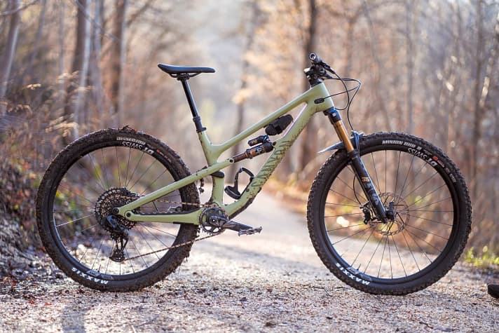 The finest Fox Factory suspension, electric gears and a carbon frame and wheels: the Canyon Spectral 125 CF 9 offers all of this from just € 5799. 