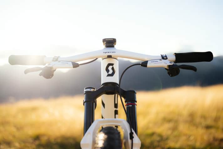 Das markant tief gezogene Race-Cockpit von Syncros in edlem Weiß.