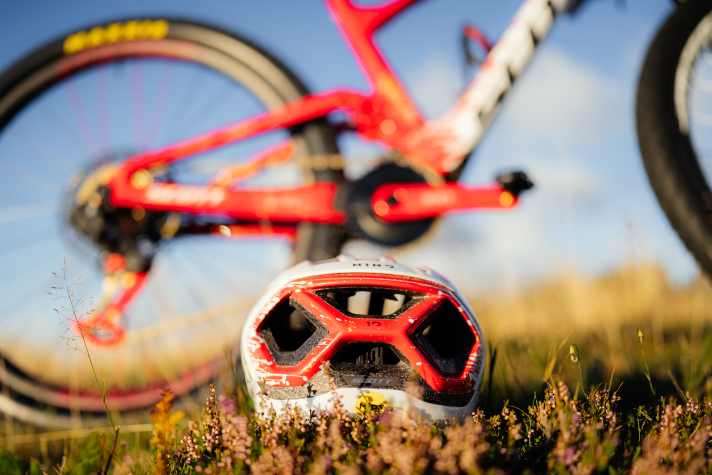 Darf natürlich nicht fehlen: Ein Helm in den passenden Farben.