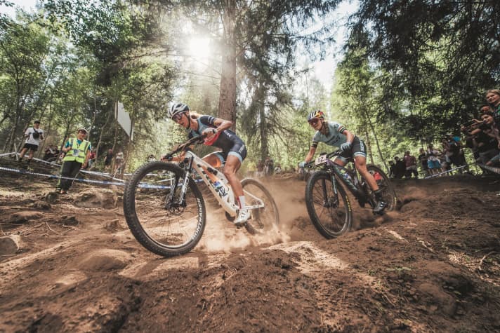 Battle for the XC crown: Jolanda Neff on the Trek Supercaliber and Kate Courtney on the Scott Scale.