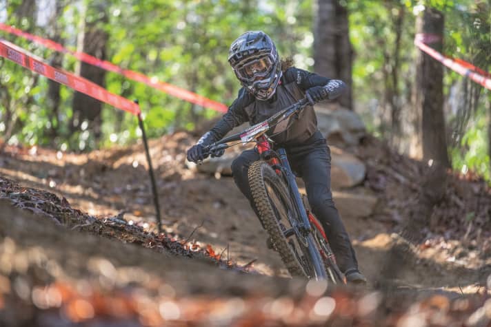 Together with her boyfriend Luca Shaw, Jolanda Neff hones her riding technique on her enduro and downhill bike in winter.