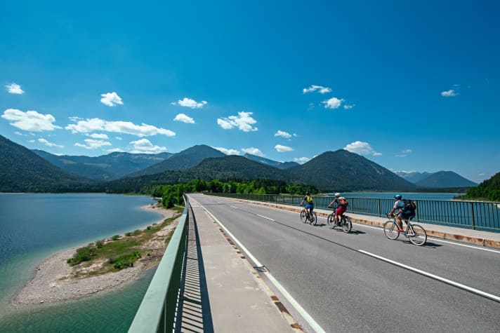 Worthwhile "diversions": The bridge over the Sylvenstein reservoir means a few more kilometres - but what a view!