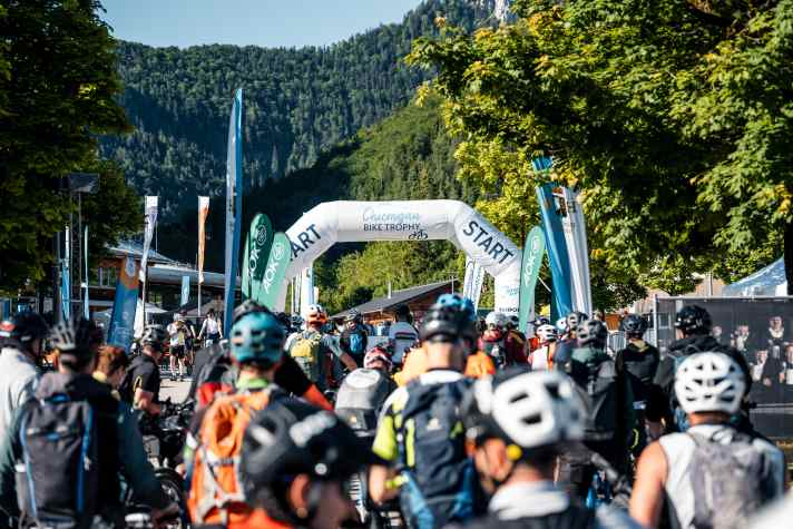 At the premiere in May, the start was in Inzell, in 2026 Ruhpolding will set up the starting arch.
