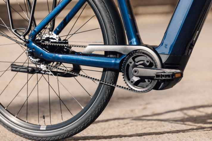 The low-maintenance belt drive on the Giant NewTour E+ 1.