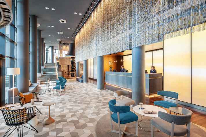 The NH Berlin Alexanderplatz hotel is located in the immediate vicinity of the popular Volkspark Friedrichshain. From here, Alexanderplatz with its famous sights such as the TV tower, the Nikolaikirche and the Rotes Rathaus are within easy reach.