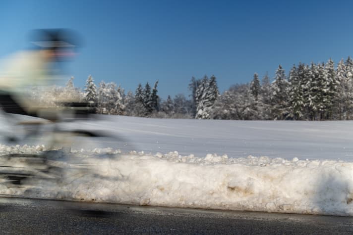 Bilderbuchbedingungen: freie Straßen und schneebedeckte Wälder.