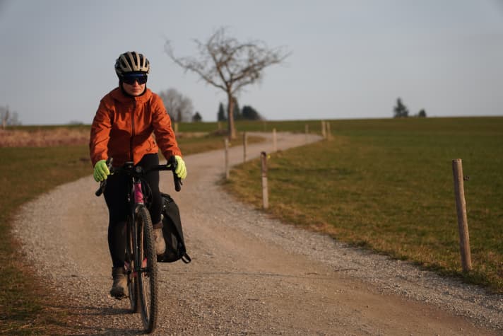 Die bleed Regenjacke im Dauertest auf den hunderten Kilometern, die Sandra zurücklegt.