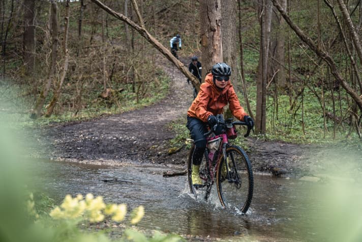 Keine Gnade beim Test. Man sieht aber die eher lockere Schnittform der Jacke im Fahrradsattel.