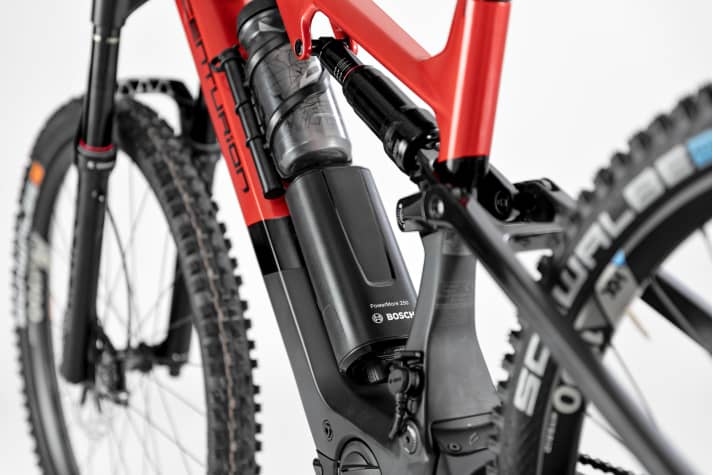Including the optional Power More 250 from Bosch, 650 watt hours are available. A water bottle also fits on the bike.