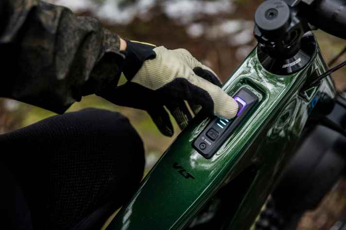 Bosch's system controller is located in the top tube, on which the U-level and battery status are displayed via LEDs.