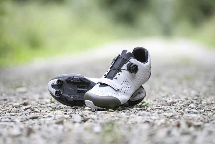 Der Northwave Razer ist ein luftiger Gravel-Schuh mit breiter Passform, vielen Details aber nur mäßigem Sitz und durchschnittlicher Steifigkeit