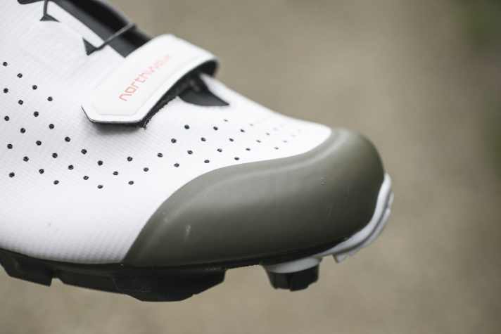 Der Klettverschluss im Zehenbereich läuft schwer und trägt nur wenig zur Anpassung bei. Guter TPU-Schutz an den Zehen