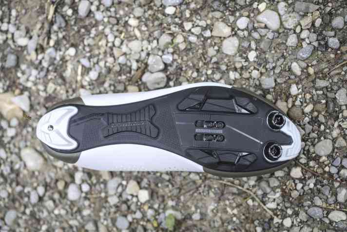 Das Profil ist nur unwesentlich stärker ausgeprägt als an Road-Schuhen und bietet wenig Grip und Standsicherheit