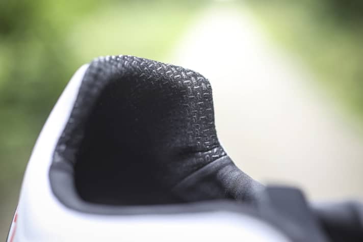 Un revêtement en caoutchouc au niveau du talon est également plutôt rare dans cette gamme de prix. Les pieds étroits manquent quand même un peu de soutien dans la chaussure