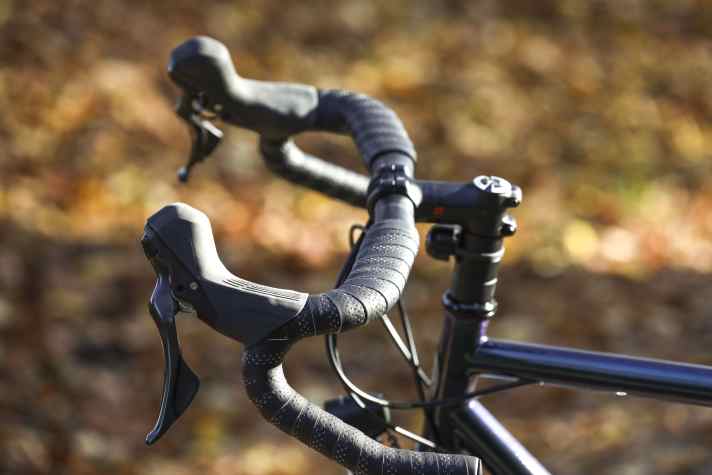 The wide racing handlebars are pleasantly flared and the hoods of the new Shimano sports cues have a great grip. This is how a randonneur cockpit should be.