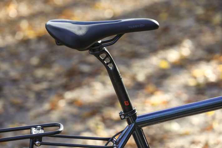 Norwid supports the comfort of the steel frame with an excellent saddle from Terry. Only the gel padding is a touch soft.