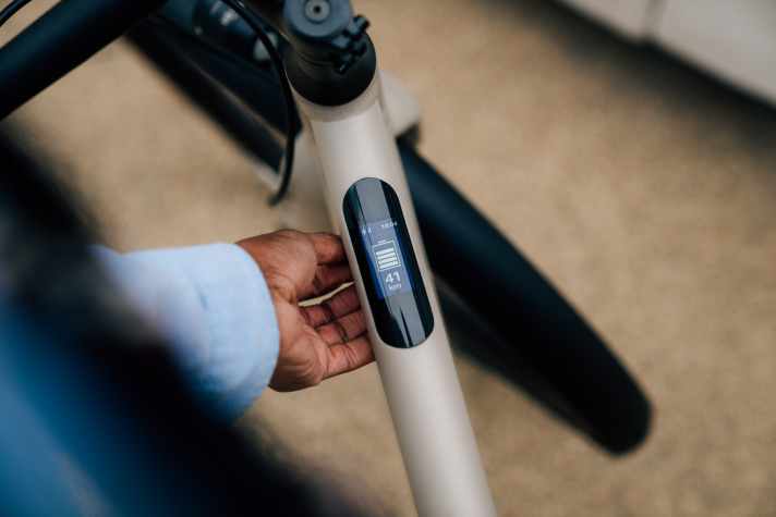 The display is discreetly located in the top tube and shows the most important riding parameters.