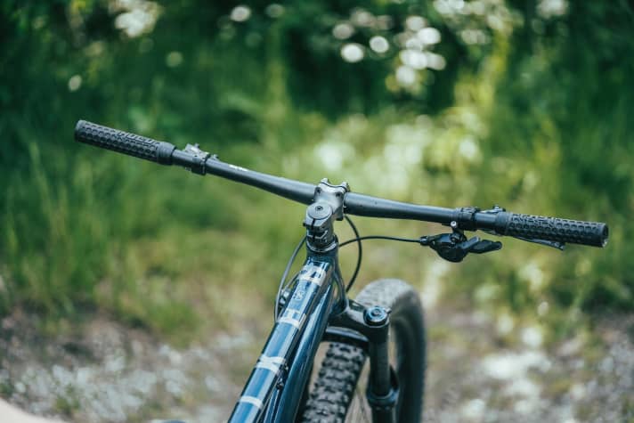 NS Bikes konfiguriert die flachste, schmalste und längste Front. Das bringt auf Tour Druck aufs Vorderrad.