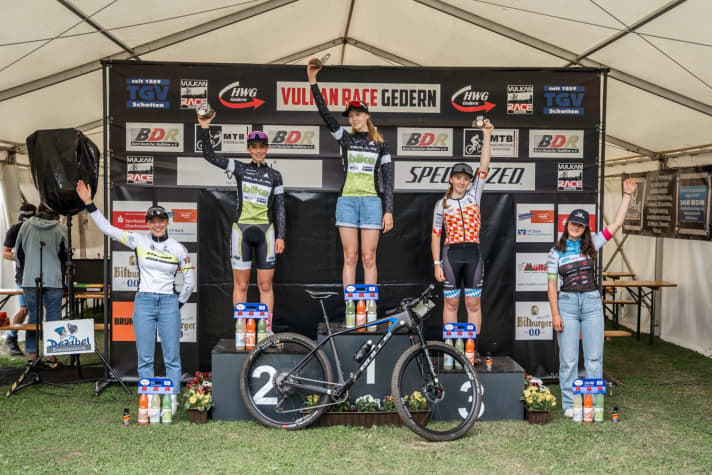 Platz 1 und 2 beim Cross-Country-Rennen der U17 w gingen letztes Jahr in Gedern an das BIKE Junior Team: Lucie und Paulina haben das Feld dominiert.