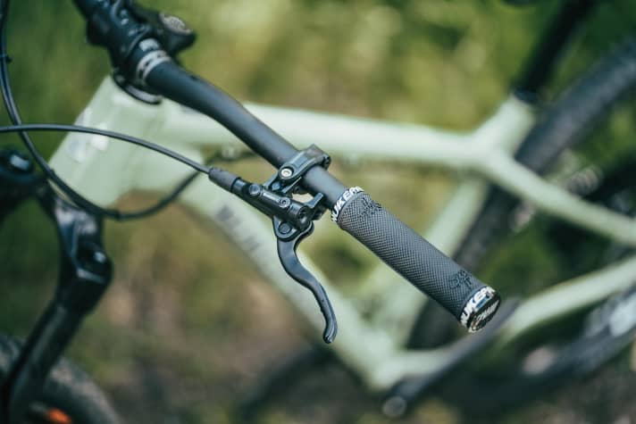 Aufgrund der fürs Bremsen mit einem Finger unergonomischen Shimano-Hebel bleibt das Bike hinter seinem Potenzial zurück.