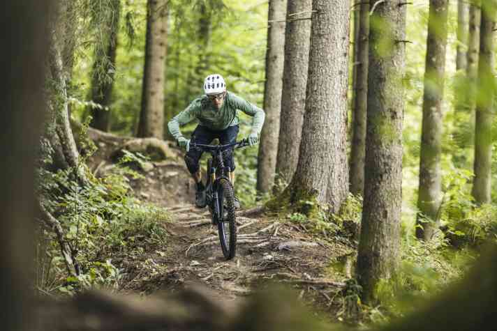 Many e-bike motors rattle annoyingly when rolling over roots and rocks. But there are also quiet downhill riders.