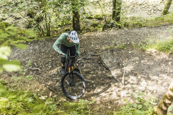 Enge Kehren mit flachem Lenkwinkel werden mit K.I.S.-System im Rahmen wesentlich besser handhabbar.