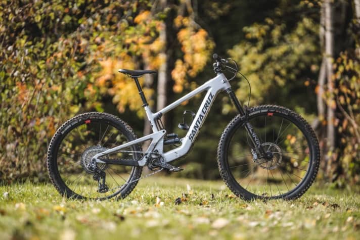 Slim, light, extremely powerful downhill and yet with that certain e-bike experience: the Heckler SL from Santa Cruz skilfully bridges the gap between minimalist light speedster and uncomplicated power e-bike. We like!