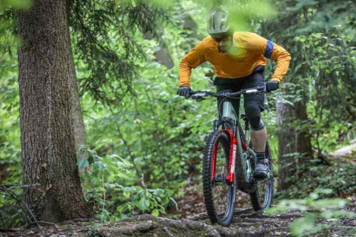 Gabel und Dämpfer beeinflussen die Fahreigenschaften eines E-Mountainbikes im Gelände erheblich. Teurere Modellausführungen, wie hier die Rockshox Zeb Ultimate, kommen mit besseren Dämpfungskartuschen und aufwändigerem Innenleben für umfangreichere Einstelloptionen