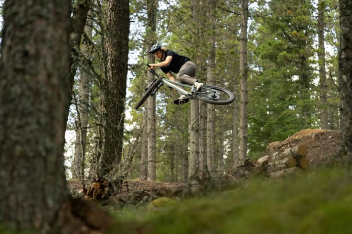 Fliegen, bis der Arzt kommt. Wenn es nach Orbea geht, darf man das Laufey auch für heftige Sprungeinlagen hernehmen. Trotzdem gewährt der Hersteller lebenslange Garantie auf den Rahmen.