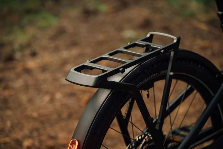 Der ab Werk montierte Gepäckträger besitzt eine Gewichtsfreigabe von 30 Kilo.