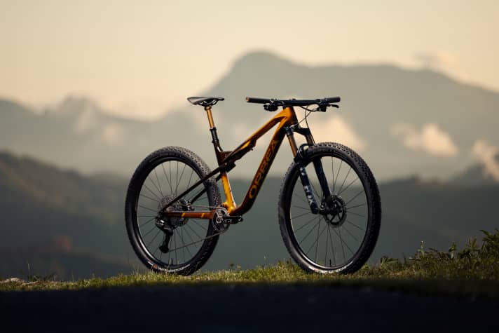 Mit schlanker Silhouette und optimierten Details fährt das neuste Orbea Oiz auf.