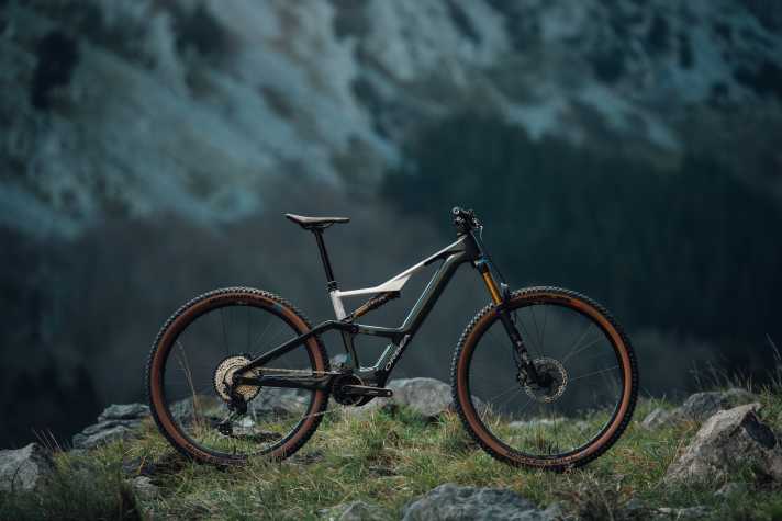 Das Orbea Rise SL ist die gewichtsoptimierte Variante mit 140 mm Federweg und zahmer Ausstattung.