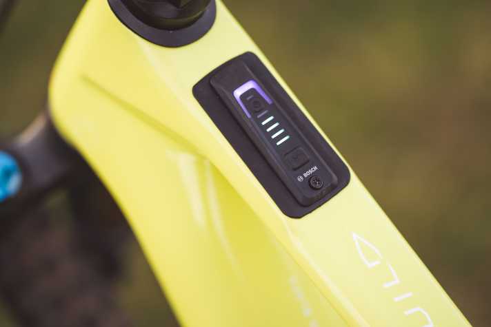 Im Oberrohr steckt der Systemcontroller von Bosch. Wie bei den meisten neuen Bikes sitzt die LED-Anzeige auf einer Adapterplatte. Hier ist wohl ein neues, größeres Bosch-Display im Anmarsch.