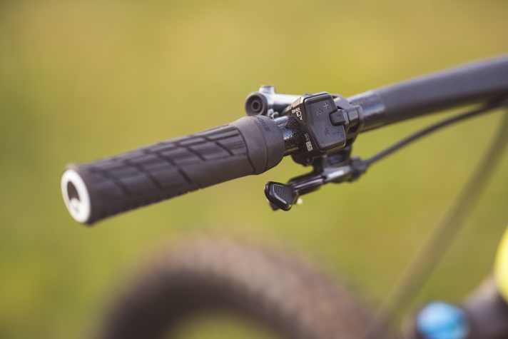 Die Mini-Remote von Bosch funktioniert kabellos, das ist top. Allerdings könnte das Feedback auf Tastendruck knackiger ausfallen. Durch die sensible Reaktion der Taster kommt es schon mal zu “Ghostshifting”, also zum ungewollten Wechsel der U-Stufe.